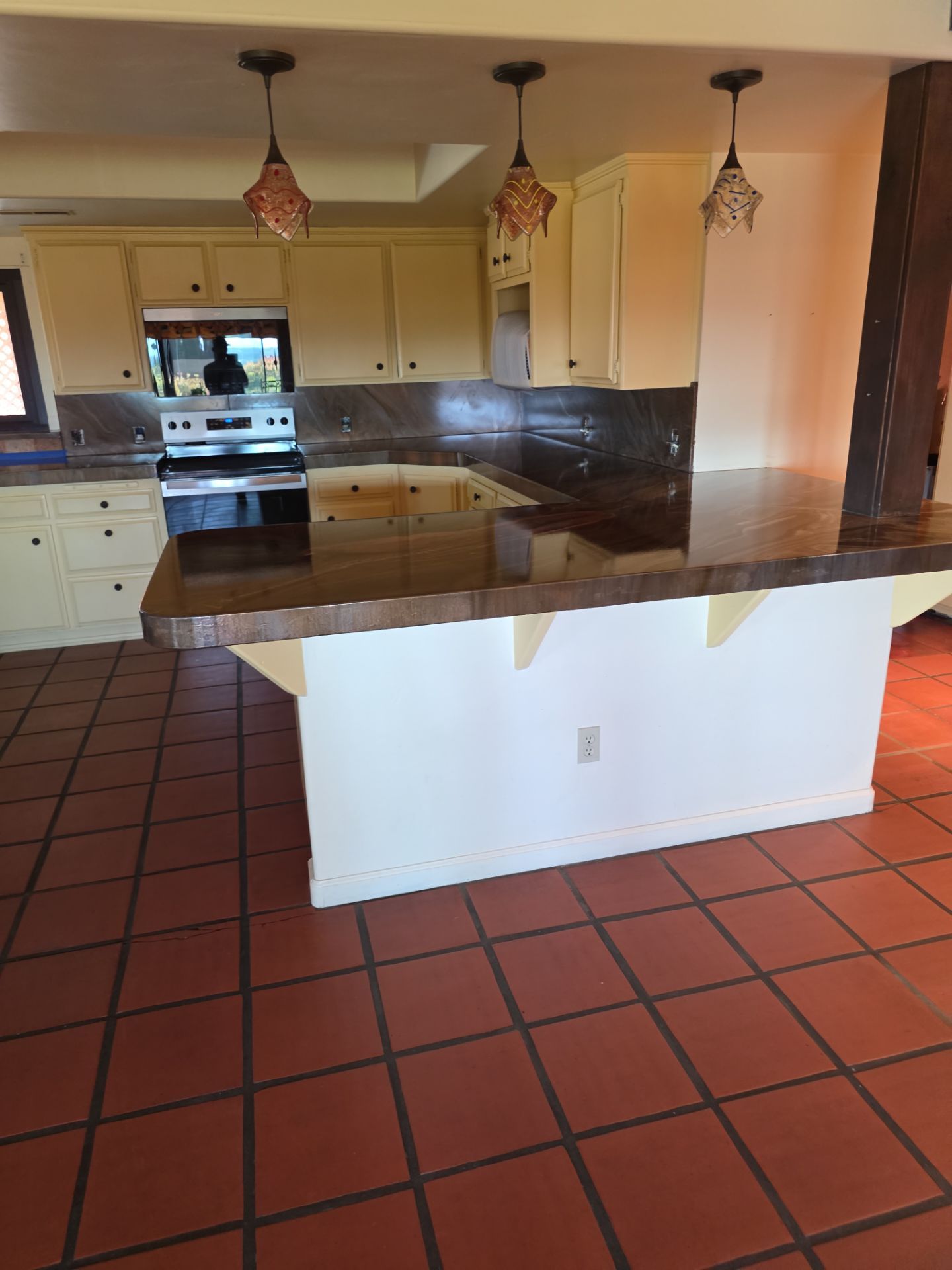 Earth tone epoxy countertop edge