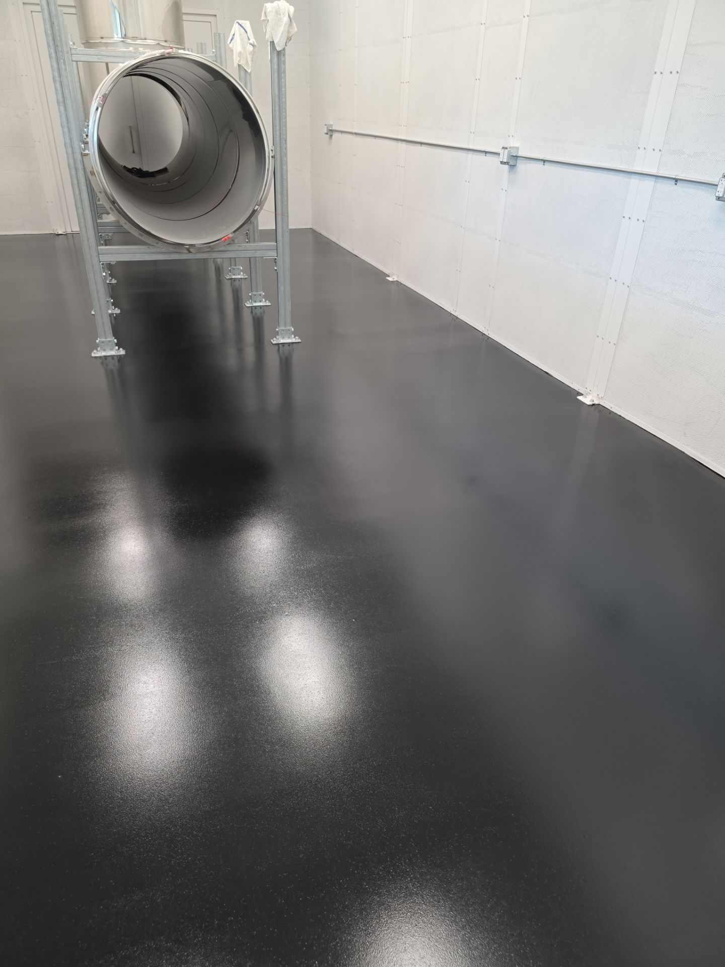 Dark epoxy floor in testing facility