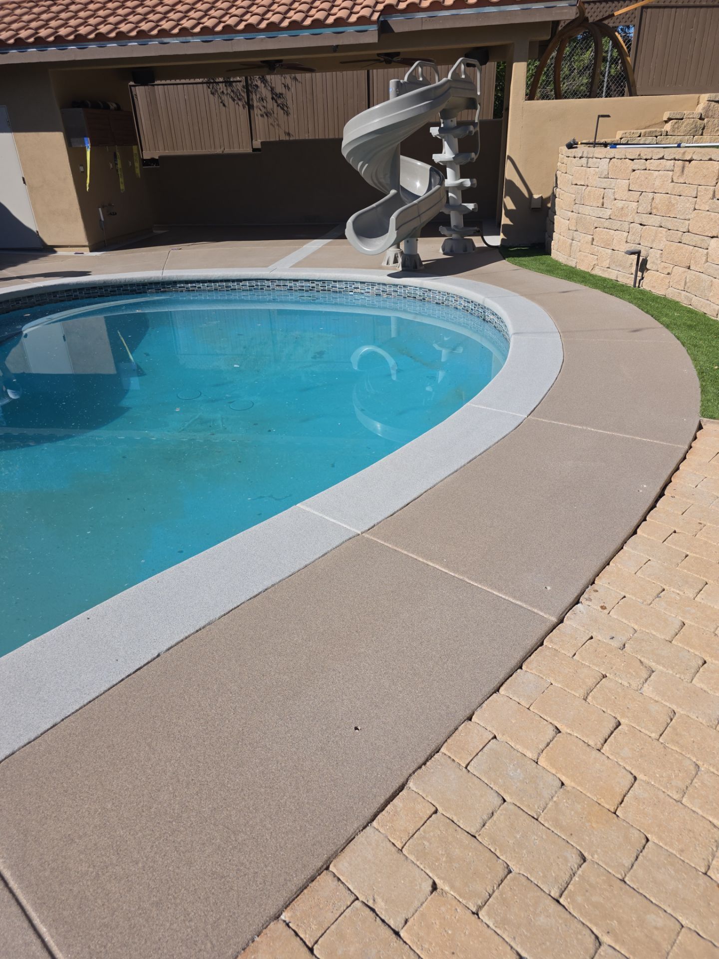 Two-tone quartz pool deck